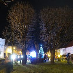 Rozsvítili strom