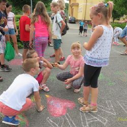 DĚTI MALOVALY NA ASFALT