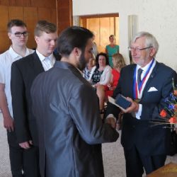 DOSTALI VYSVĚDČENÍ A TĚŠÍ SE DO DALŠÍCH ŠKOL