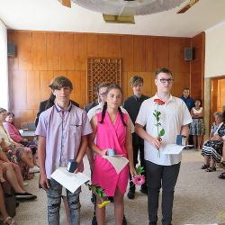 DOSTALI VYSVĚDČENÍ A TĚŠÍ SE DO DALŠÍCH ŠKOL