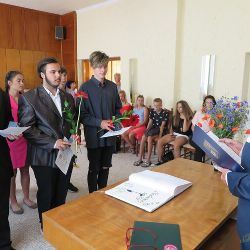 DOSTALI VYSVĚDČENÍ A TĚŠÍ SE DO DALŠÍCH ŠKOL