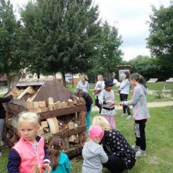 VELKÝ HMYZÍ HOTEL ZDOBÍ PARK U MOTORESTU
