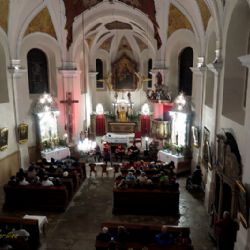 BÁRA POSLUCHAČE V KOSTELE NADCHLA