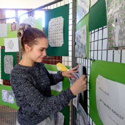 Kresby Adély Markové zdobí vestibul radnice