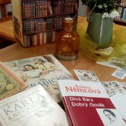 S dobrou knihou u kávy