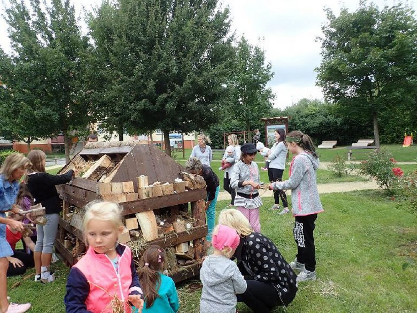 VELKÝ HMYZÍ HOTEL ZDOBÍ PARK U MOTORESTU